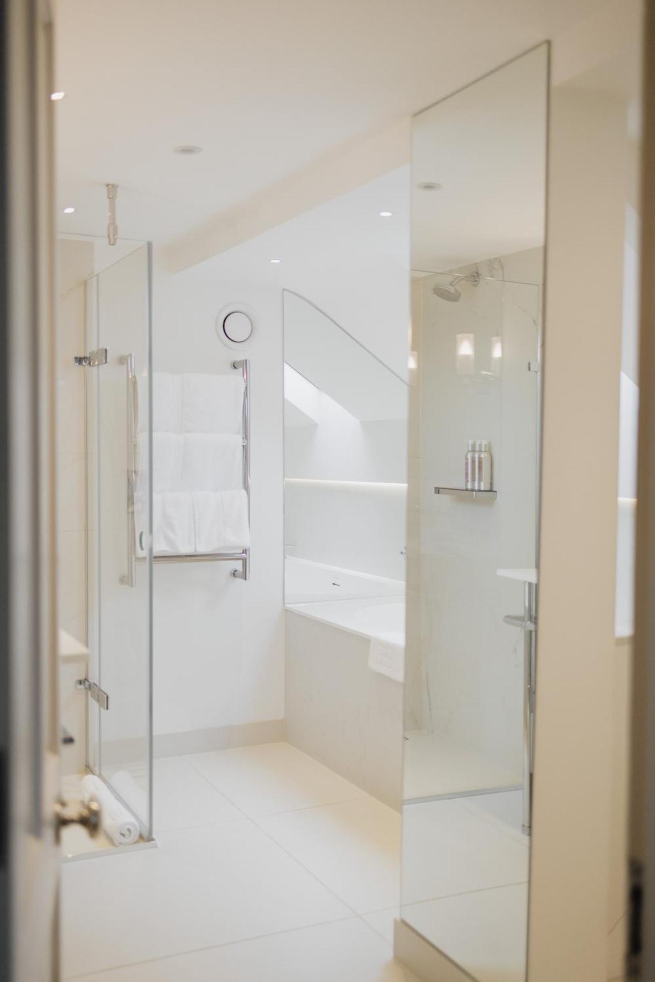 Old Bank Hotel Oxford Exterior foto A shower enclosure