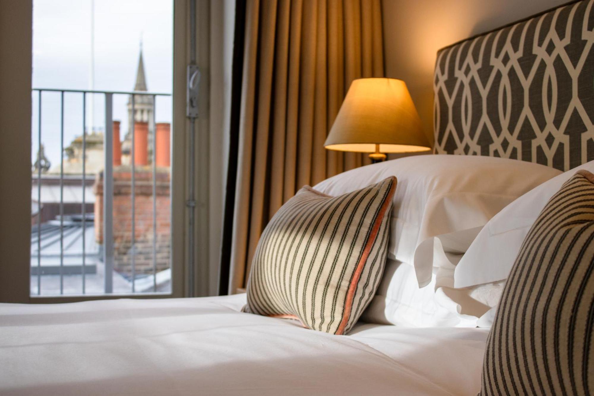 Old Bank Hotel Oxford Exterior foto A bedroom at the hotel